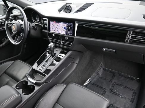 Certified 2025 Porsche Macan AWD/4WD image 32