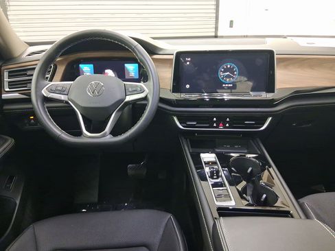 Used 2024 Volkswagen Atlas SE image 4