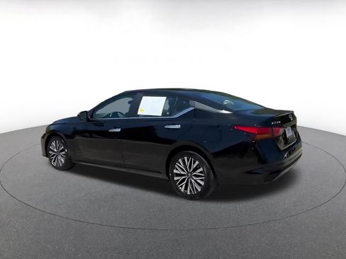 Used 2025 Nissan Altima 2.5 SV FWD image 9