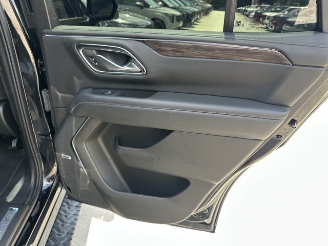 Used 2022 Chevrolet Tahoe Z71 w/ Luxury Package AWD/4WD image 19