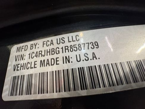 Used 2024 Jeep Grand Cherokee Limited w/ Luxury Tech Group II image 14