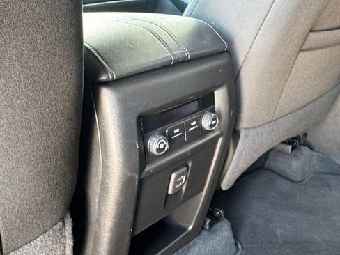 Used 2023 Chevrolet Traverse LT image 8