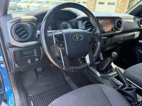 Used 2017 Toyota Tacoma TRD Sport w/ Tow Package AWD/4WD image 11