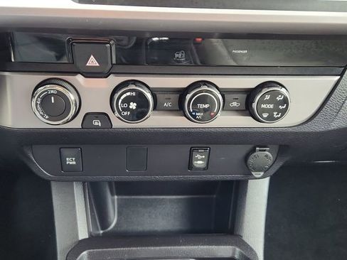 Used 2016 Toyota Tacoma SR5 w/ SR5 Appearance Package (SN) AWD/4WD image 39