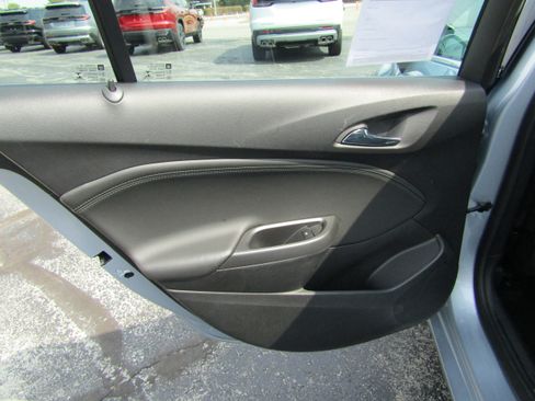 Used 2017 Chevrolet Cruze Premier image 12