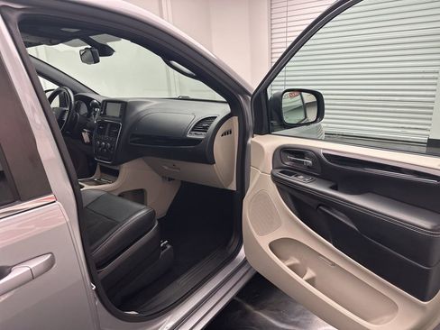 Used 2019 Dodge Grand Caravan SXT FWD image 8