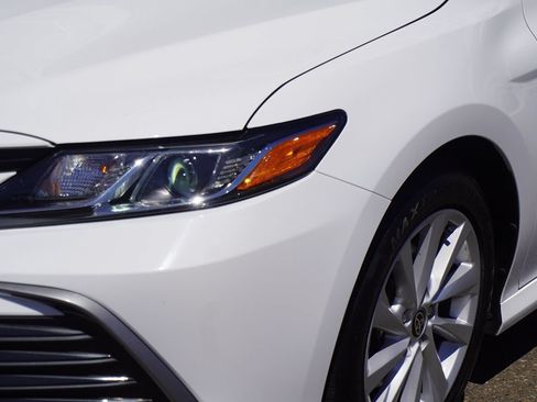 Used 2022 Toyota Camry LE w/ Convenience Package FWD image 2