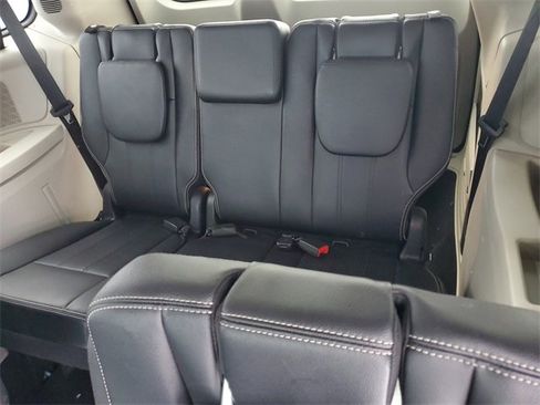 Used 2015 Chrysler Town & Country Touring-L w/ Driver Convenience Group image 9