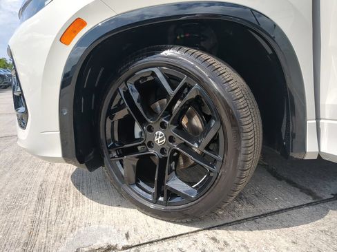 Certified 2026 Volkswagen Tiguan SE R-Line FWD image 34