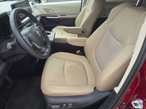 Used 2022 Toyota Sienna XLE w/ XLE Plus Package FWD image 5