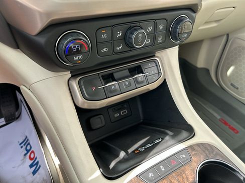 Used 2021 GMC Acadia Denali w/ Denali Ultimate Package AWD/4WD image 23