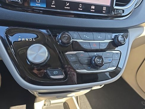 Used 2024 Chrysler Pacifica Touring-L image 21