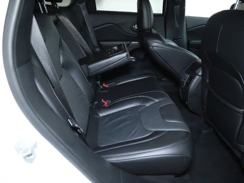 Used 2019 Jeep Cherokee Limited image 32