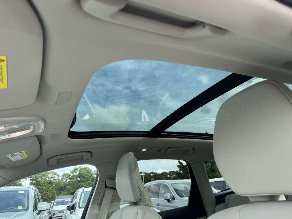 Certified 2024 Volvo XC60 B5 Core w/ Protection Package Premier AWD/4WD image 17