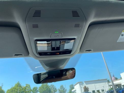 Used 2024 Volkswagen Atlas SE w/ Panoramic Sunroof Package FWD image 16