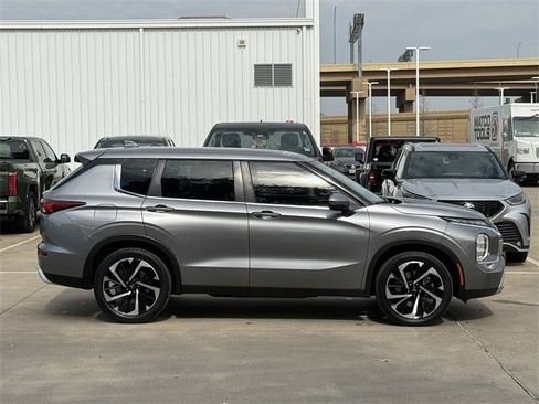 Used 2022 Mitsubishi Outlander SE image 3