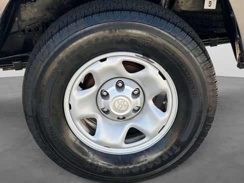 Used 2021 Toyota Tacoma SR AWD/4WD image 7