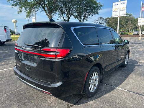 Used 2025 Chrysler Pacifica Select FWD image 5