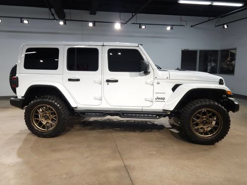 Used 2024 Jeep Wrangler Unlimited Sahara AWD/4WD image 8
