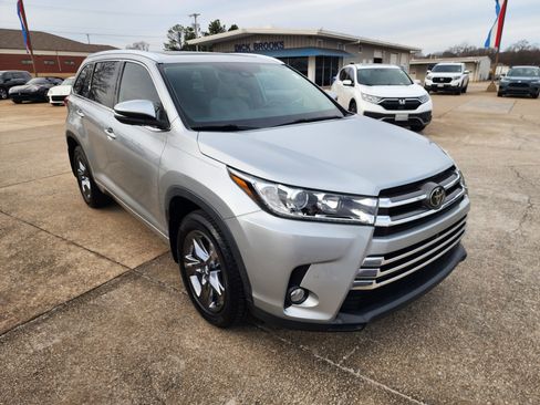 Used 2018 Toyota Highlander Limited Platinum image 2