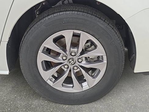 Used 2024 Toyota Sienna XLE FWD image 27