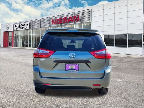 Used 2020 Toyota Sienna L image 6