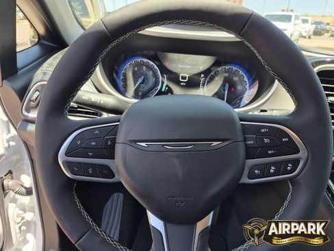 New 2027 Chrysler Pacifica Select FWD image 21