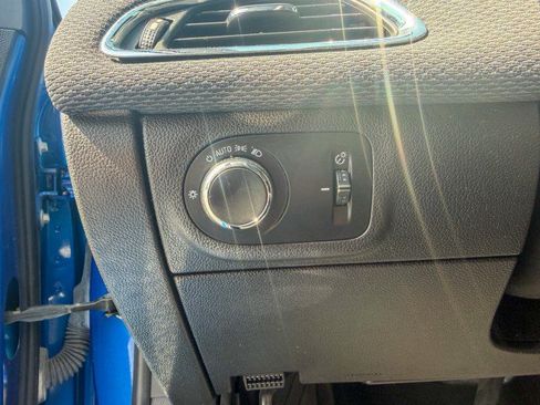 Used 2017 Chevrolet Cruze LT FWD image 13
