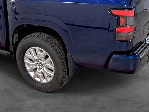 Used 2022 Nissan Frontier SV AWD/4WD image 9