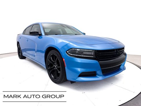 Used 2018 Dodge Charger SXT w/ Blacktop Package RWD image 1
