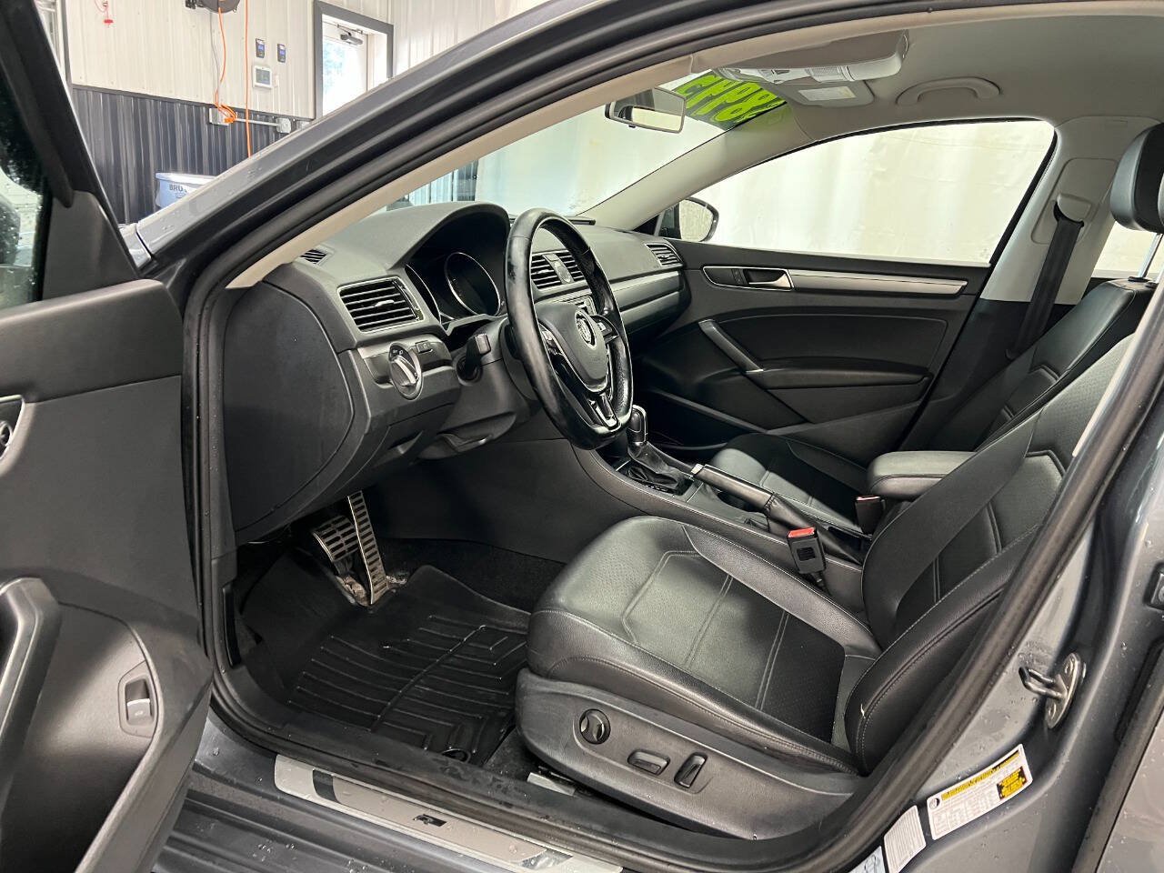 Used 2017 Volkswagen Passat 1.8T R-Line w/ R-Line Lighting Package FWD image 7
