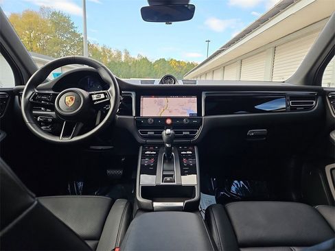 Certified 2025 Porsche Macan image 12