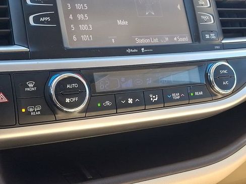 Used 2014 Toyota Highlander XLE AWD/4WD image 17