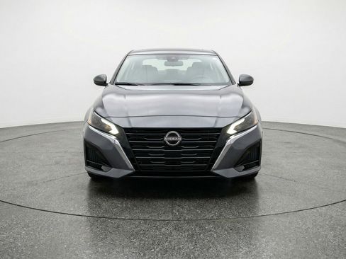 Used 2025 Nissan Altima 2.5 SV FWD image 2