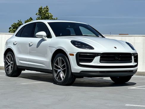 Used 2026 Porsche Macan AWD/4WD image 10