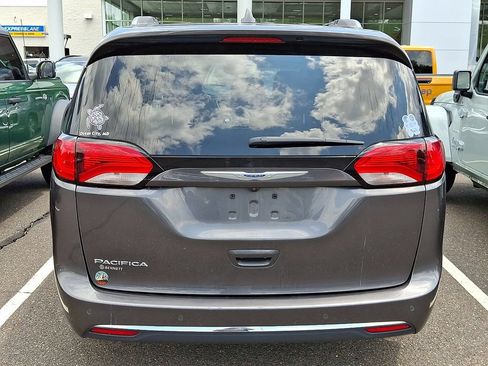 Used 2019 Chrysler Pacifica Touring-L FWD image 6
