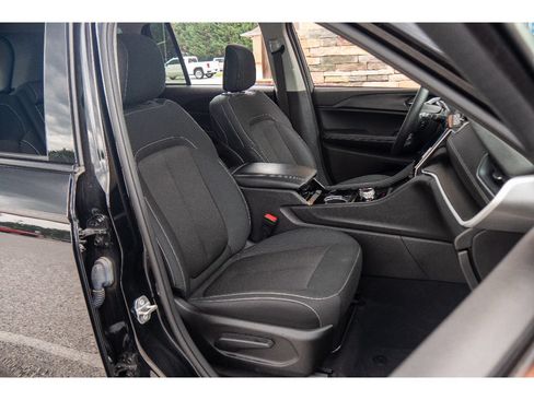 Used 2023 Jeep Grand Cherokee Laredo AWD/4WD image 14