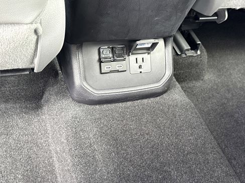 Used 2024 Toyota Highlander Limited image 16