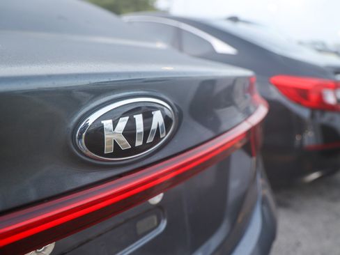 Used 2020 Kia Forte LXS FWD image 12