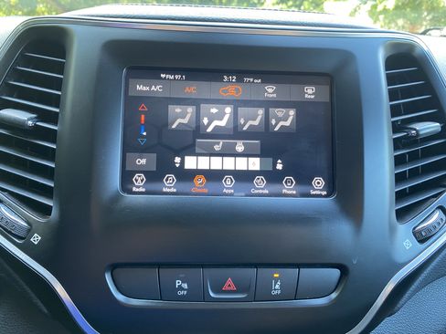 Used 2021 Jeep Cherokee Latitude Plus w/ Sun & Sound Group FWD image 27