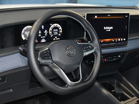 New 2026 Volkswagen Tiguan SE image 2