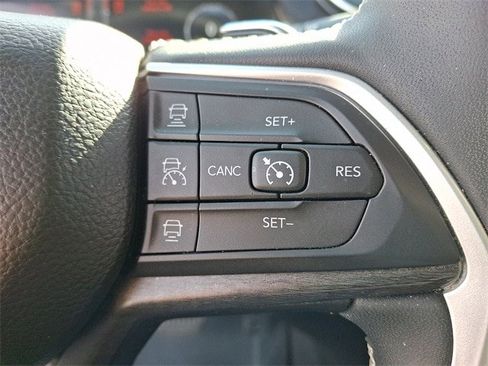 Used 2023 Jeep Grand Cherokee Limited image 23