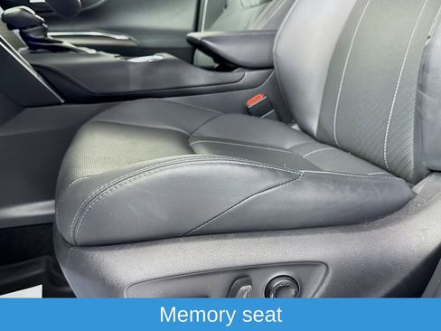 Used 2024 Toyota Venza Limited image 23