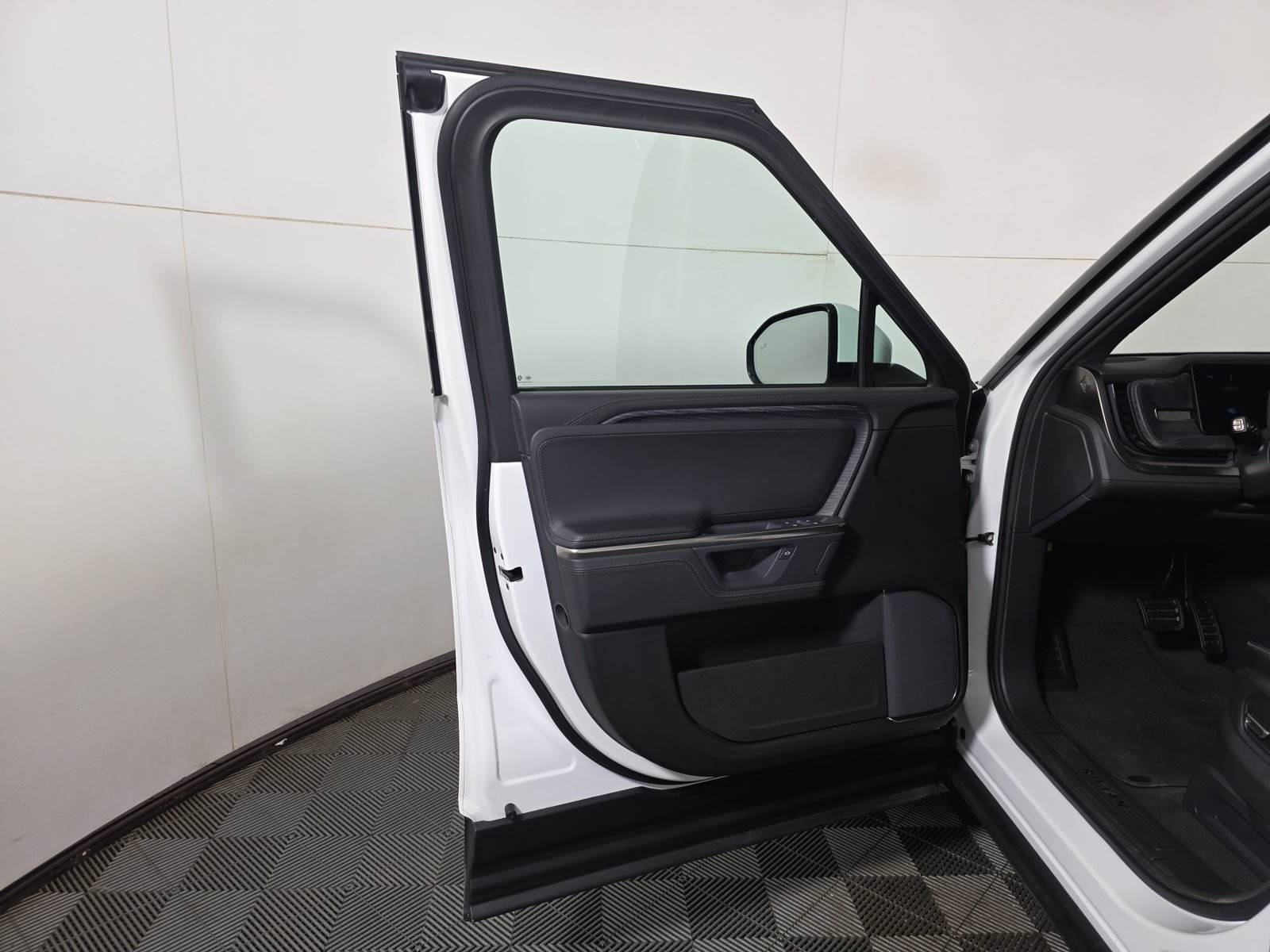 Used 2025 Rivian R1S Adventure Dual AWD/4WD image 16