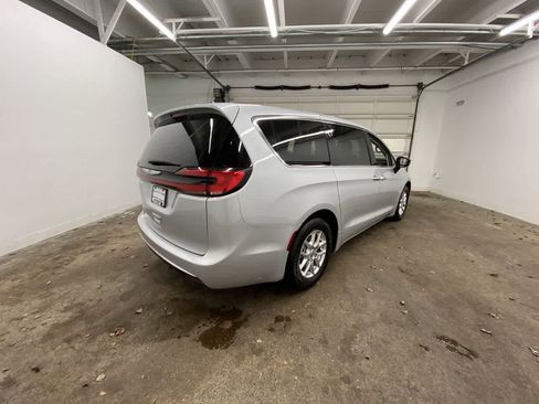 Used 2024 Chrysler Pacifica Touring-L FWD image 6
