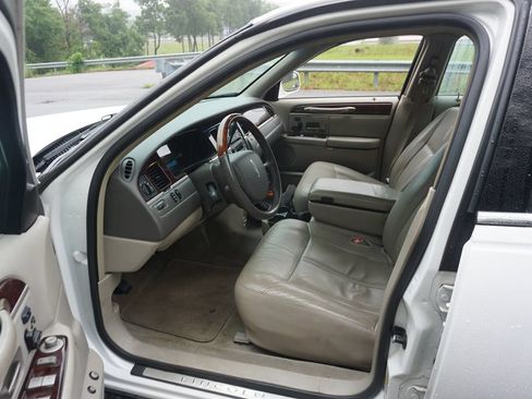 Used 2010 Lincoln Town Car Signature Limited RWD image 2