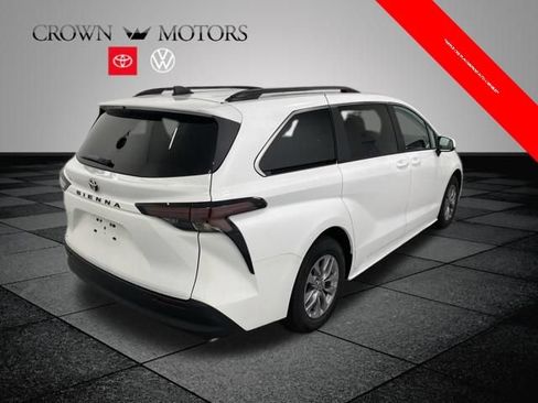 Used 2026 Toyota Sienna LE FWD image 6