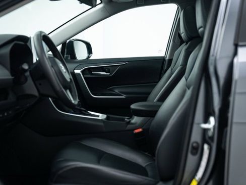 Used 2023 Toyota RAV4 XLE Premium image 10