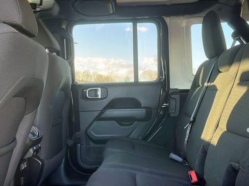 Used 2019 Jeep Wrangler Unlimited Sahara image 19