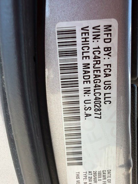 Used 2020 Jeep Grand Cherokee Laredo w/ Laredo X Package RWD image 11